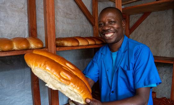 Un boulanger congolais réfugié au Burundi confectionne du pain et retrouve son autonomie